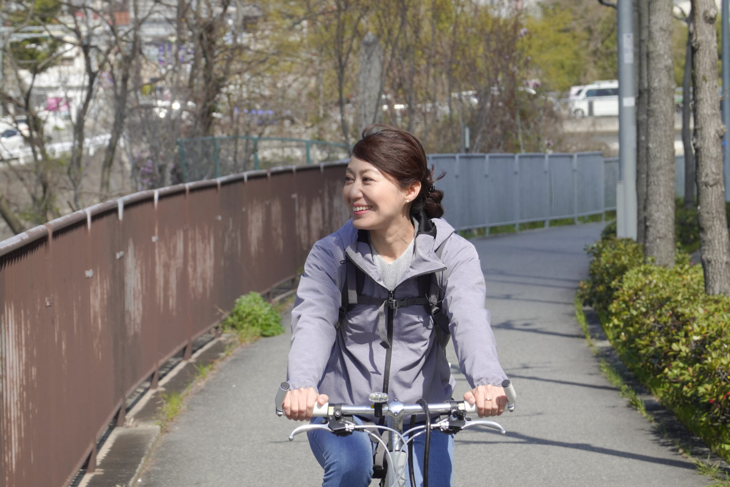 自転車に乗る女性